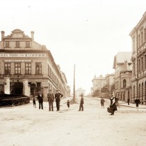 Kudlichův pomník v Žatci na dobové fotografii (pomník zcela vlevo).