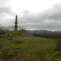 Kudlichův pomník u Teplic, který inspiroval podobu žateckého pomníku (2016).