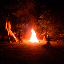 Na závěr večera proběhl apačský tanec u ohně. 
