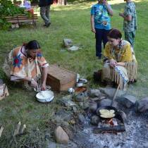 Pečení indiánského chleba v režii dam ze skupiny Pšito Oyatés (Korálkoví lidé) z Plzně. 
