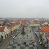 Deštivý pohled z radniční věže na letošní Dny památek s tématem: Památky a komunity. 