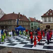 Živé šachové figurky na náměstí Svobody.