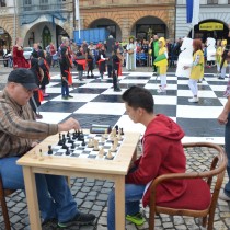 Vítězem celého šachového turnaje se stal Michal Volf z Líčkova (vpravo v červené mikině).  