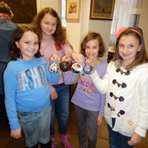 Děvčata ze 4. třídy ZŠ Jižní se svými výtvory. 