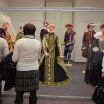 K vidění jsou repliky historických kostýmů od 14. století do 18. století z dílny Martiny Hřibové ze Zlína. 