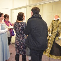Naše kolegyně Monika nabízela hostům sladké šátečky v historickém kostýmu z konce 15. století. 