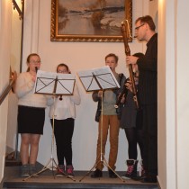 Na úvod vernisáže zahráli na zobcové flétny žáci ZUŠ Žatec pod vedením Jana Krandy. 