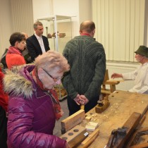 Návštěvníky zaujala výroba šindelů. A nejen to. Pan Novák ochotně vysvětlil, k čemu slouží některé dřevěné pomůcky a nástroje. 