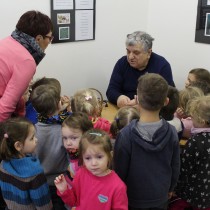 Jaroslav Šibrava ukazoval dětem drátování kraslic. 