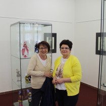 Výstavu postaviček ještě doplnila sbírka háčkovaných oblečků Marie Konopáskové ze Žatce (na obrázku vpravo). Výstava je k vidění do 22. července 2018.