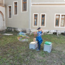 Na pohybovém dvorku si děti mohly vyzkoušet obří bubliny. 