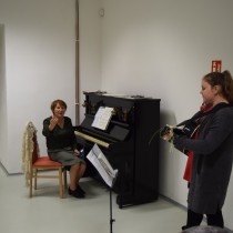 Na úvod zimní výstavy jsme využili nový přírůstek ve sbírce RMŽ - pianino sing. fa L. Sieber od soukromého dárce. Zahrála na ně A. Theuerová a na kytaru ji doprovodila D. Kubátová. 