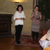 Návštěvníky vernisáže přivítaly R. Holodňáková (ředitelka muzea) a Monika Merdová (kurátorka výstavy).