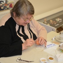 Alena Hájková zdobí kraslice korálky. 