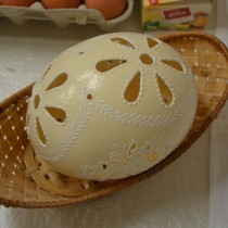 Pštrosí vejce zdobené madeirou Heleny Pavlíkové. 