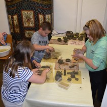 Dílnička pro děti, které si vyzkoušely tvoření z hlíny v rámci výstavy Neuvěřitelný svět prvních zemědělců na Ohři. 