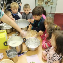 Děti mají možnost ochutnat smetanu a vyzkoušet si výrobu másla. 