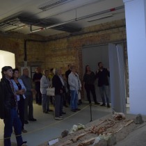 Výstava Smrtí to nekončí představuje výsledky archeologického výzkumu pohřebiště z 10. – 11. století v Mlékojedech u Litoměřic. 