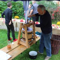 Děti si mohly vyzkoušet moštování jablek. 