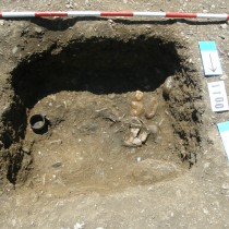 Dětský pohřeb s nádobkou kultury badenské překrytý původně mohutným kamenným závalem.