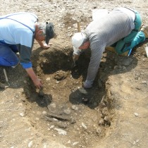 Odkrývání kostrového hrobu kultury zvoncovitých pohárů.
