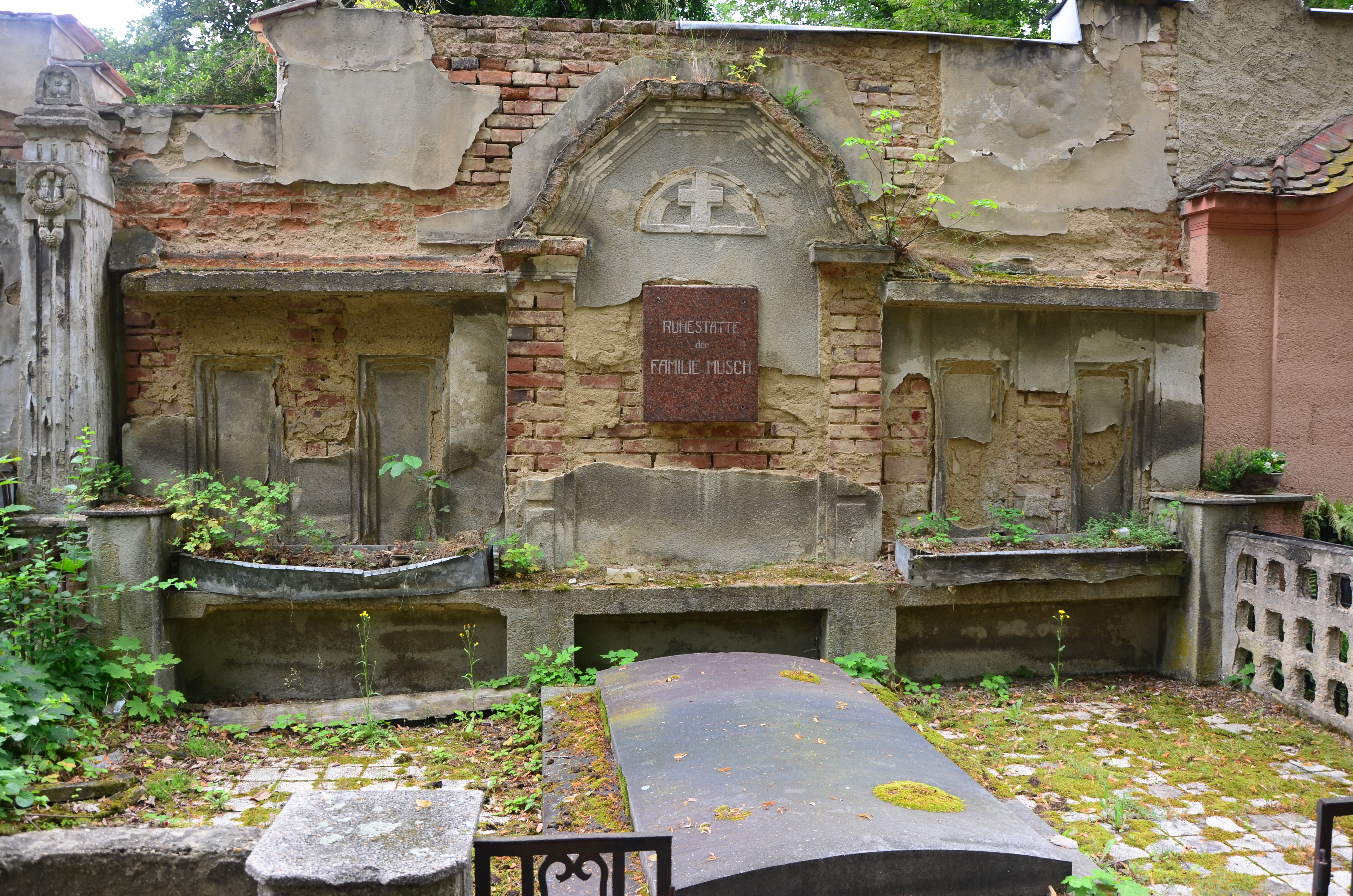 Hrobka rodiny Muschů na žateckém hřbitově 2020