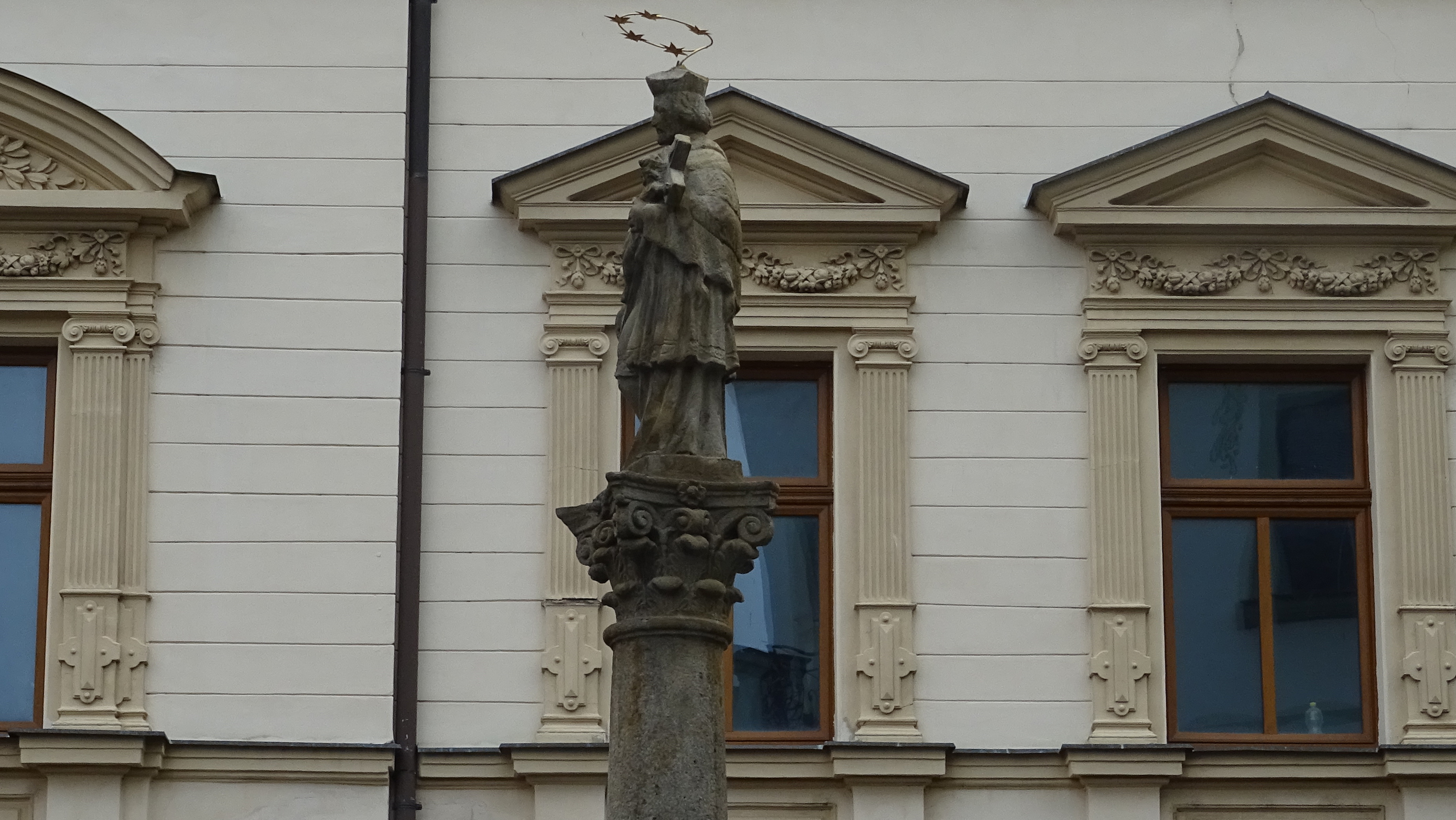 2. Nepomuk na sloupu z roku 1700 na dnešním Smetanově náměstí (2)