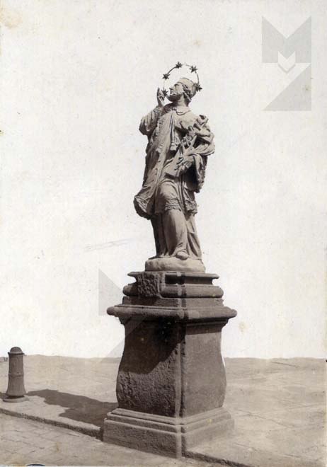 Jan Nepomucký před kostelem s vyretušovaným pozadím z přelomu 19. - 20. stol. Archiv RM kopie