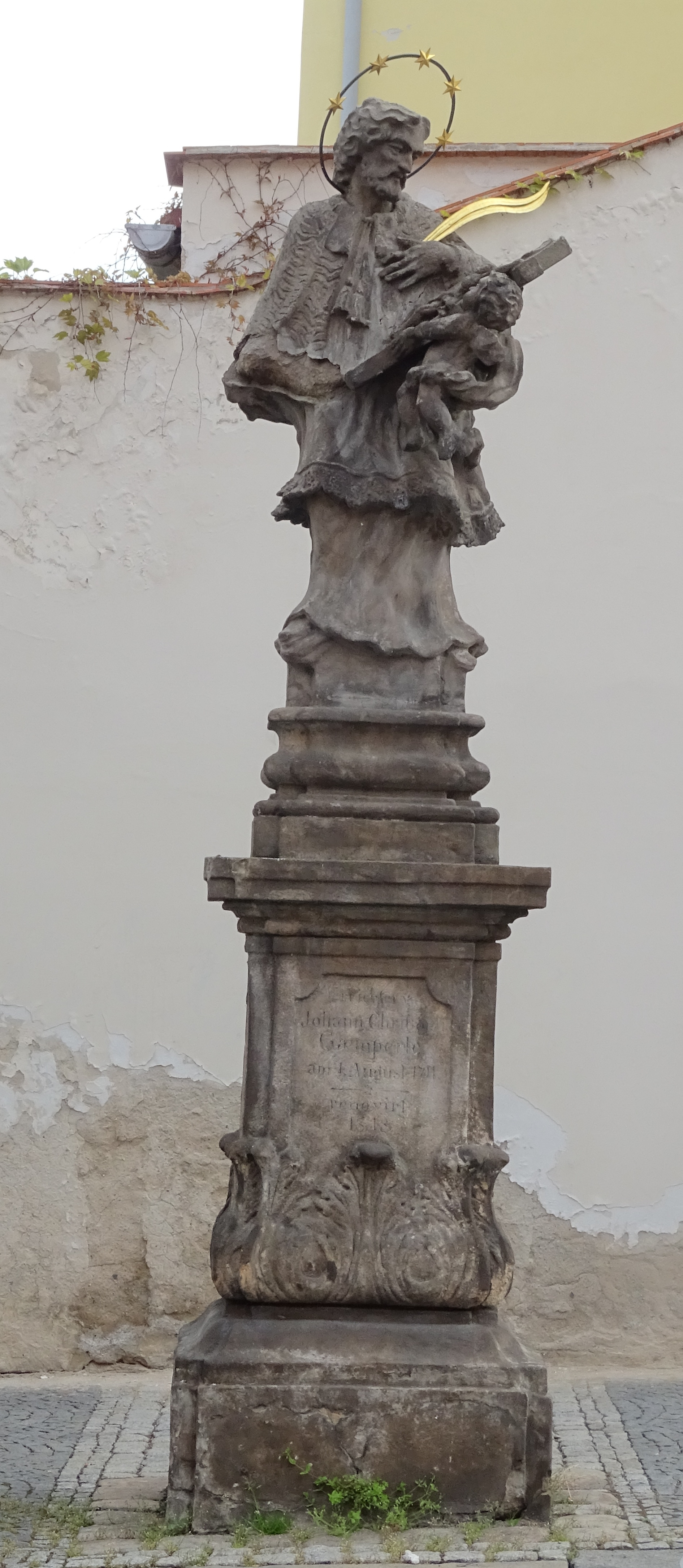 Před kapucínským klášterem stojí dnes kopie Nepomukovy sochy (1)