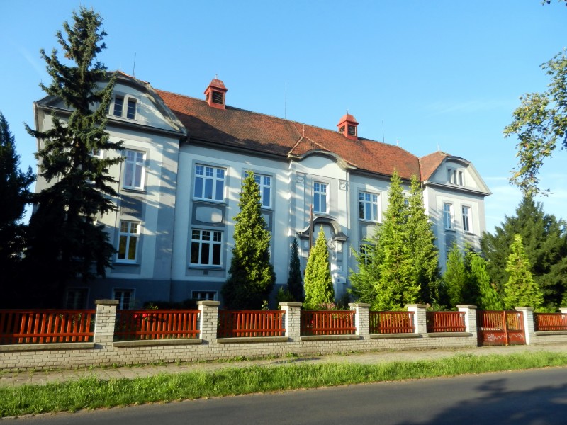 2. Nová budova pro tehdejší  Chmelařsko-zelinářskou školu císaře Františka Josefa I. v Žatci byla otevřena roku 1908. 