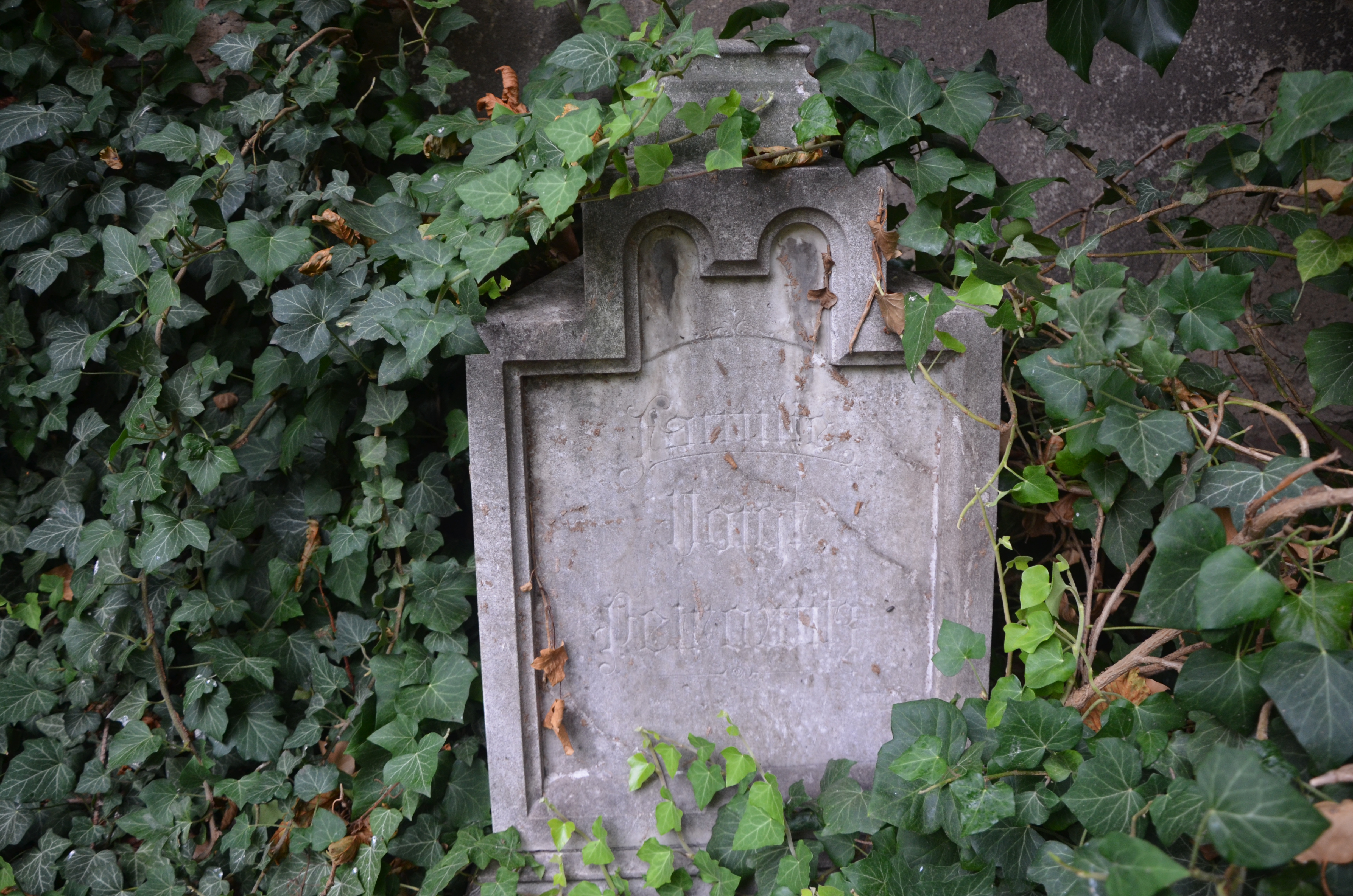 Kámen, který zbyl z hrobky Petrowitzů na žateckém hřbitově