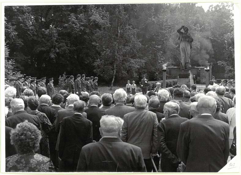 Pieta u pomníku v roce  45. výročí osvobození