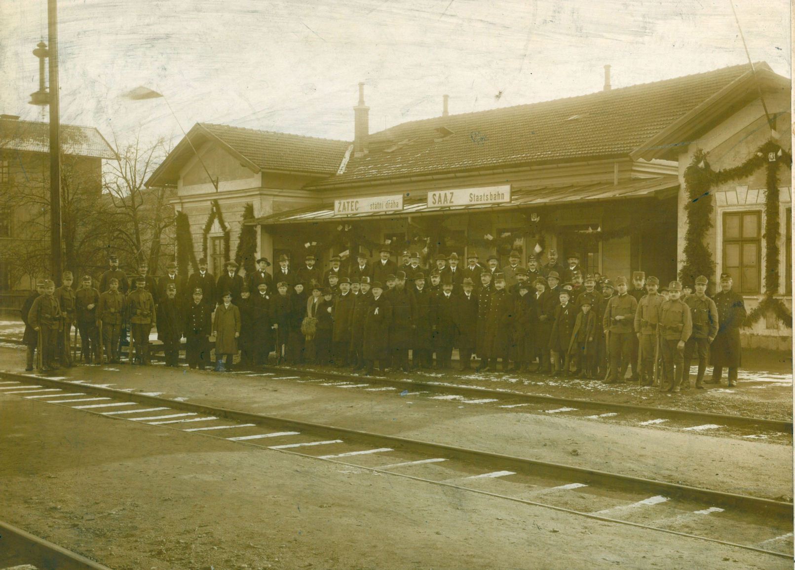 Podoba starého nádraží roku 1919  se zaměstnanci a legionáři