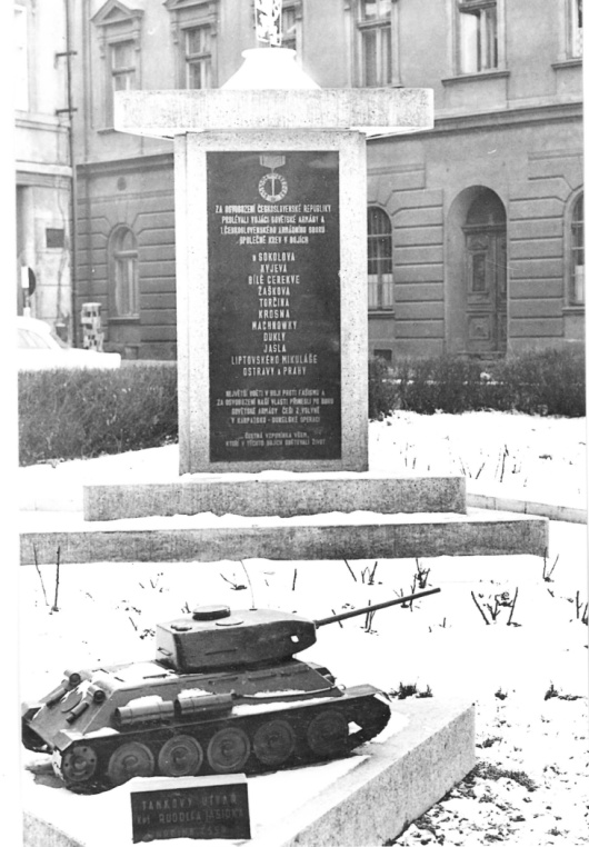 Pomník s tančíkem v zimě v 70. letech