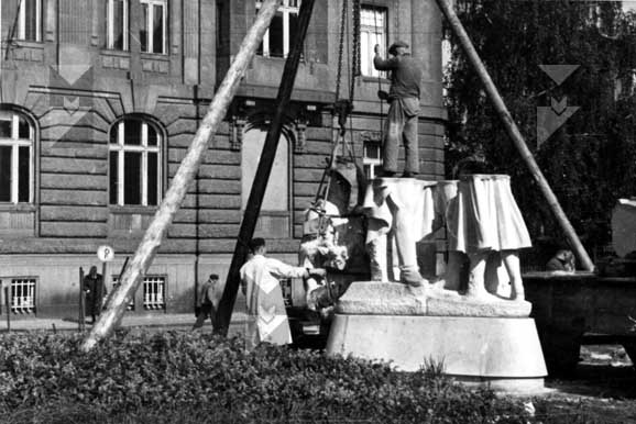 Instalace pomníku  na Kruhovém náměstí 1954