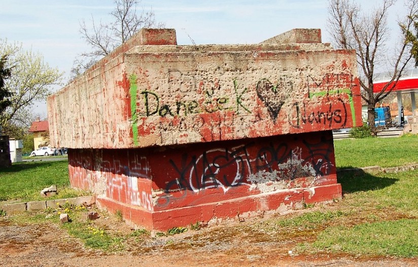 Opuštěný podstavec pomníku se stal terčem vandalů