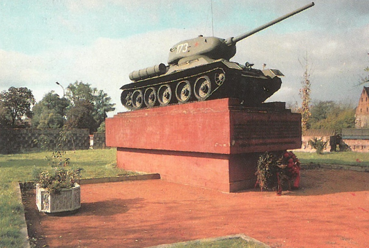 Tank v Podměstí s deskou z roku 1980