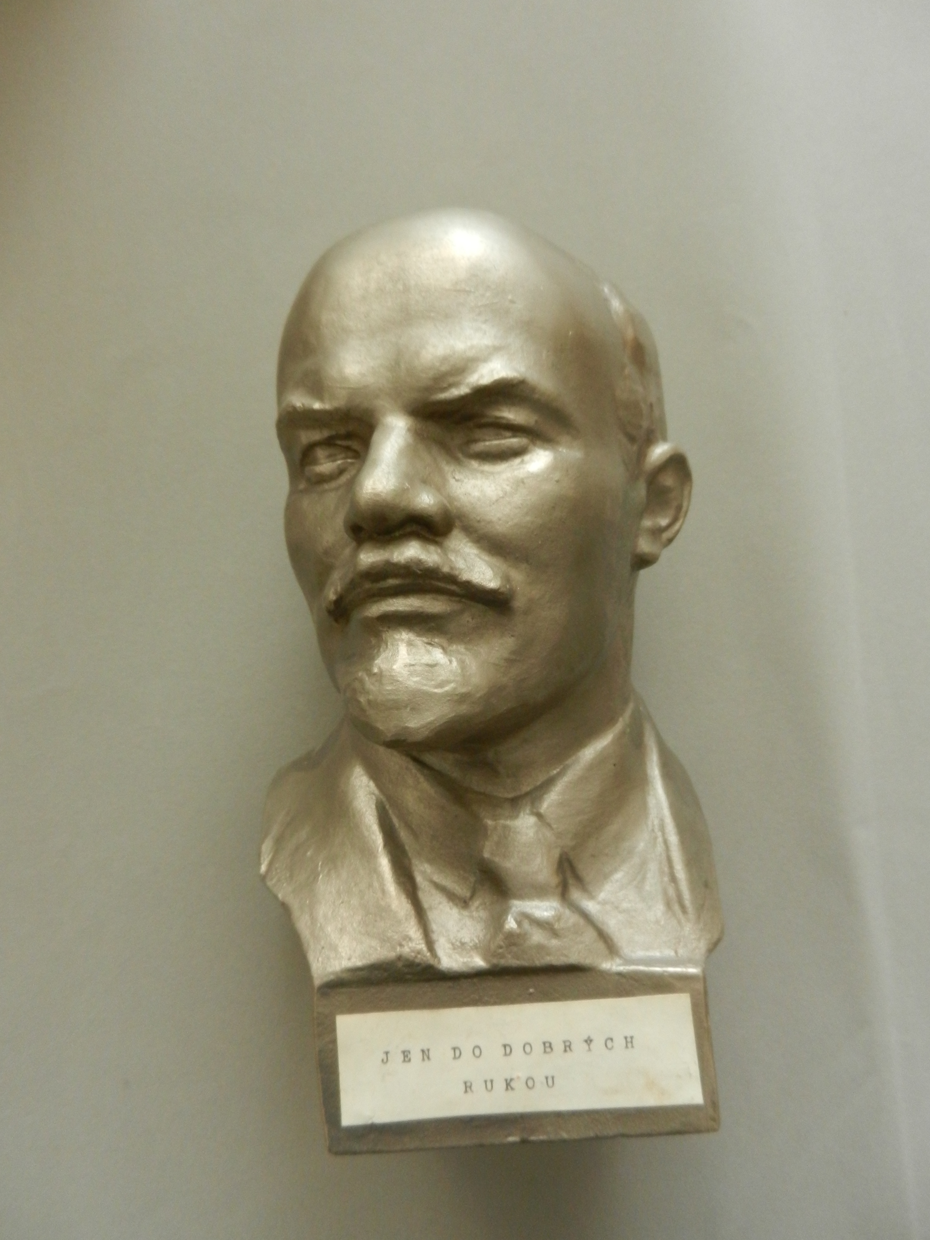Jiná busta Lenina z muzejních sbírek s recesistickým nápisem z doby po roce 1989