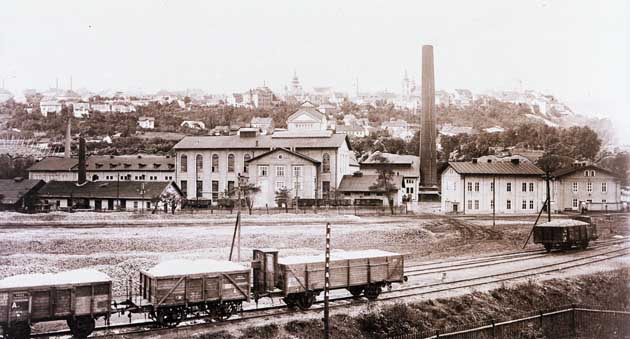 Cukrovar s železniční vlečkou - pohled od SV z budovy hlavního nádraží