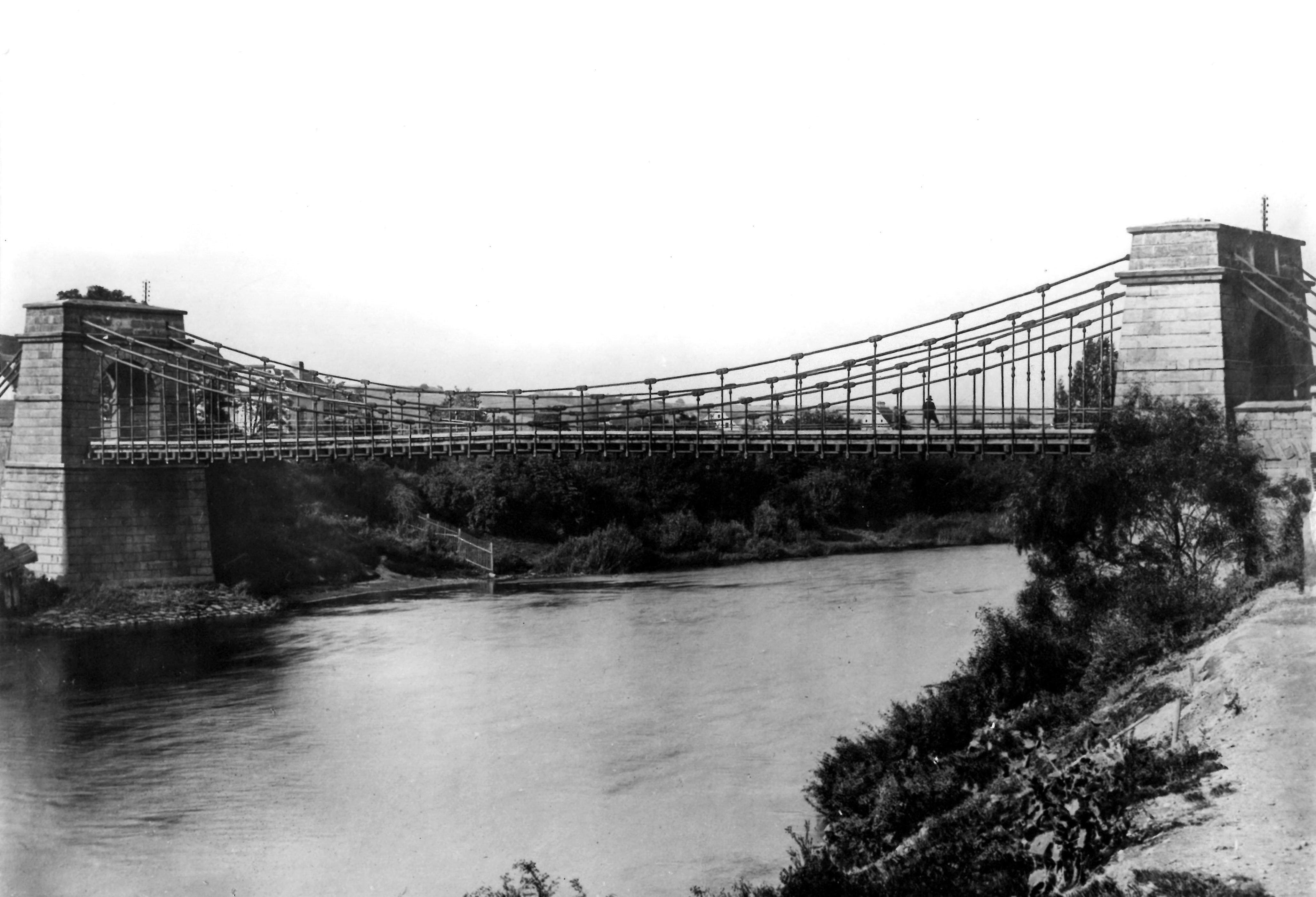  Žatecký řetězový most na historické fotografii.