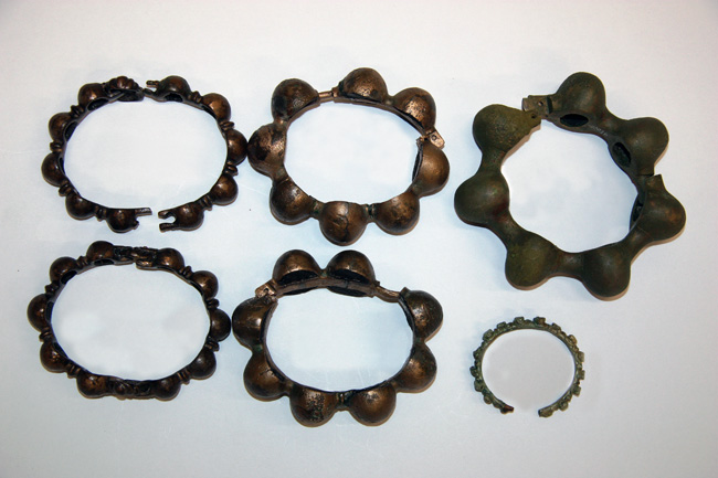 Bronzové nánožníky z dutých polokoulí. Mladší doba železná (Regionální muzeum Teplice)