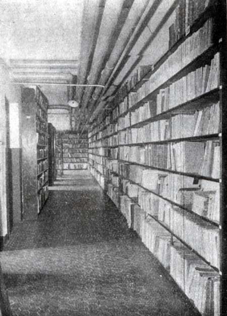 Pohled do učitelské a musejní knihovny v suterénu (20m dlouhý sál) Švehlovy školy v Žatci - 30. léta 20. století