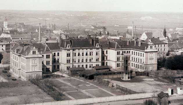 Německá obecná a měšťanská škola - pohled od jihu (z budovy gymnázia)