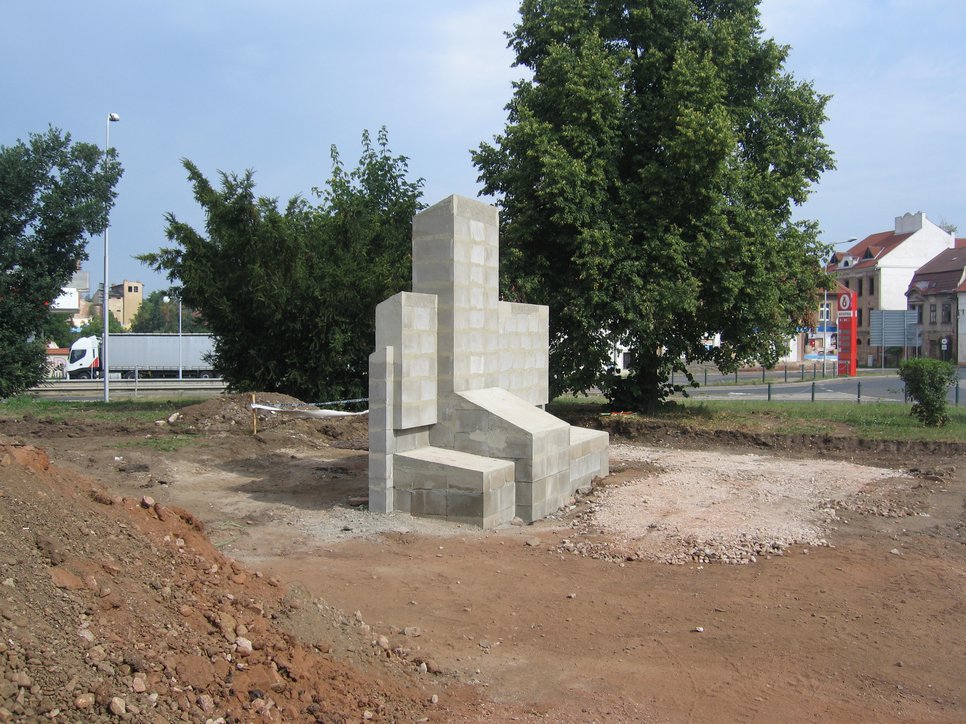 3.  základ pomníku srpen 2012