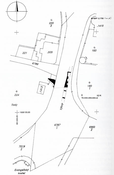 Půdorysná situace Čeradické brány zjištěná archeologickým výzkumem v roce 1996 - vyznačena černou barvou