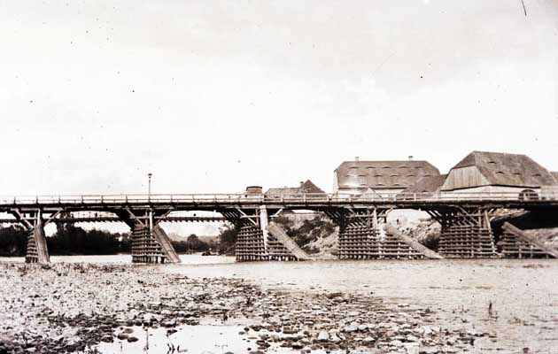 Dočasně zřízený dřevěný most před zbouráním starého řetězového mostu (je vidět v pozadí)