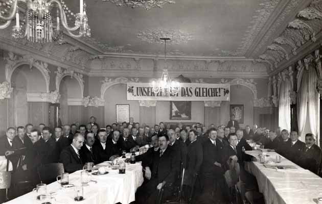 Hotel Zlatý anděl -  druhé plenární zasedání stálých členů chmelařského spolku, proběhlo dne 16.11.1937 