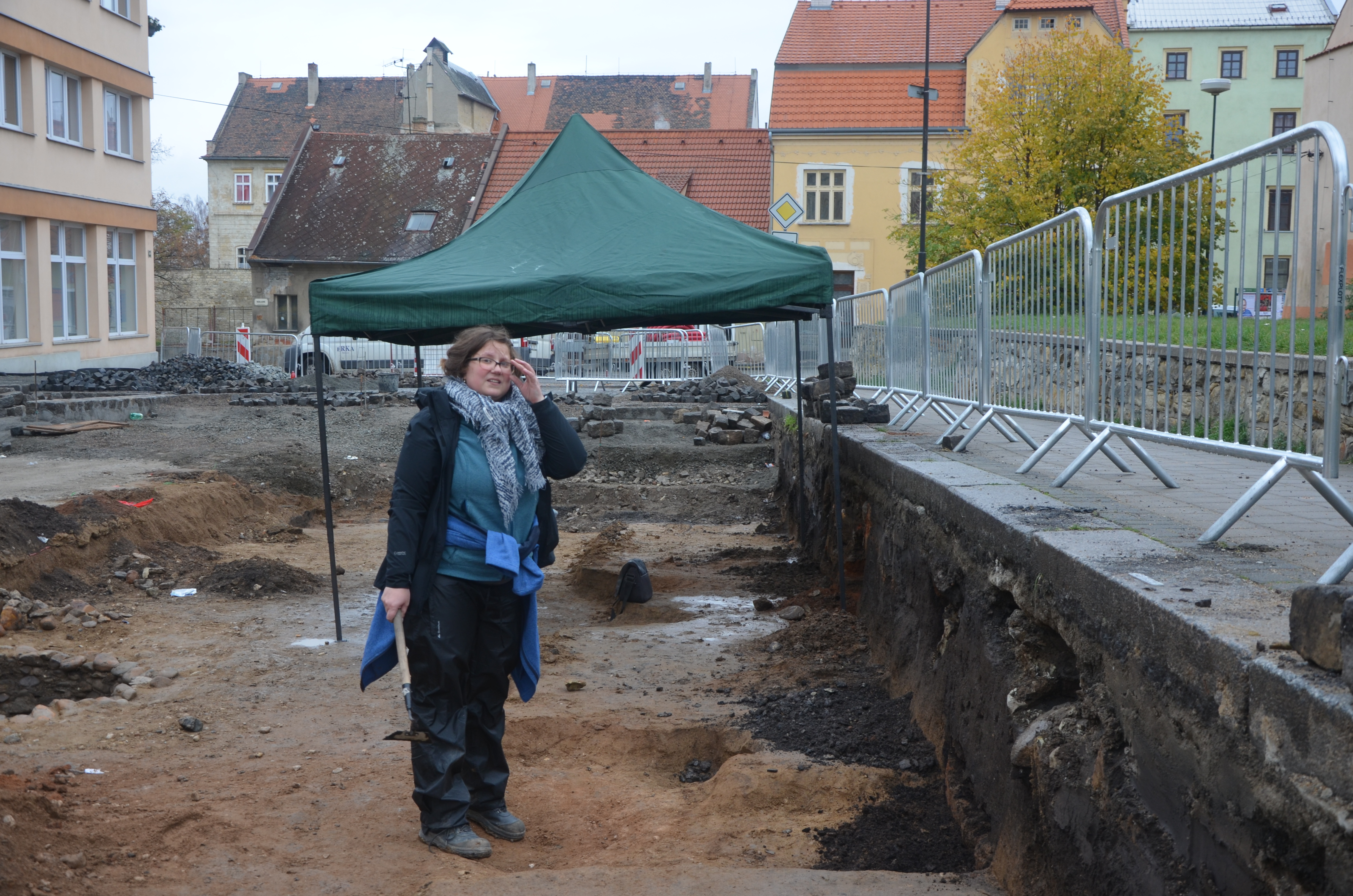 OBR. 1: Pohled na část výzkumu v ul. Karla IV. Středověké objekty chrání před deštěm provizorní přístřešek. Foto: P. Holodňák