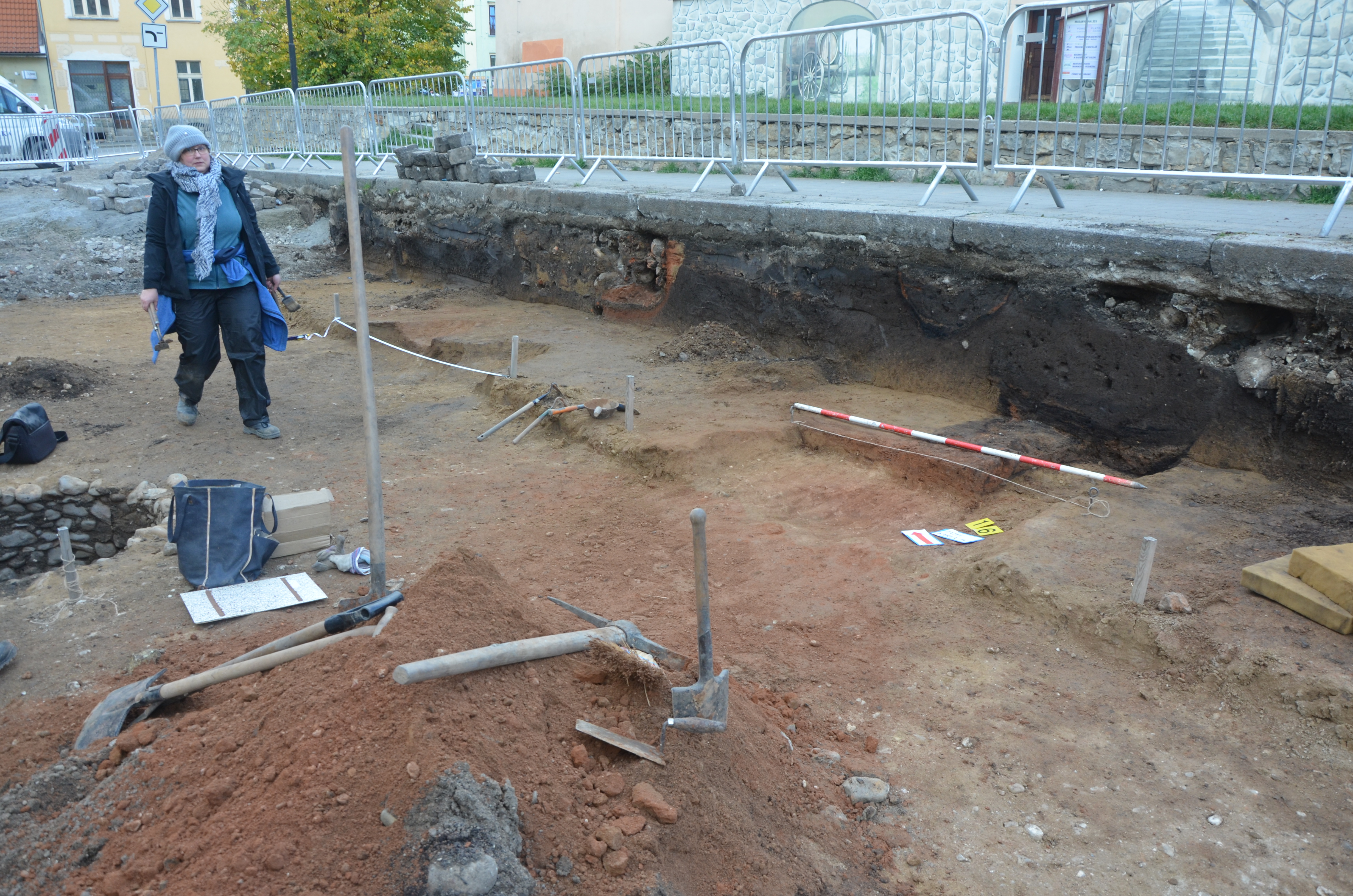 OBR. 2: Pracovnice muzea Bc. L. Matoušová na archeologickém výzkumu v ul. Karla IV. Foto: P. Holodňák