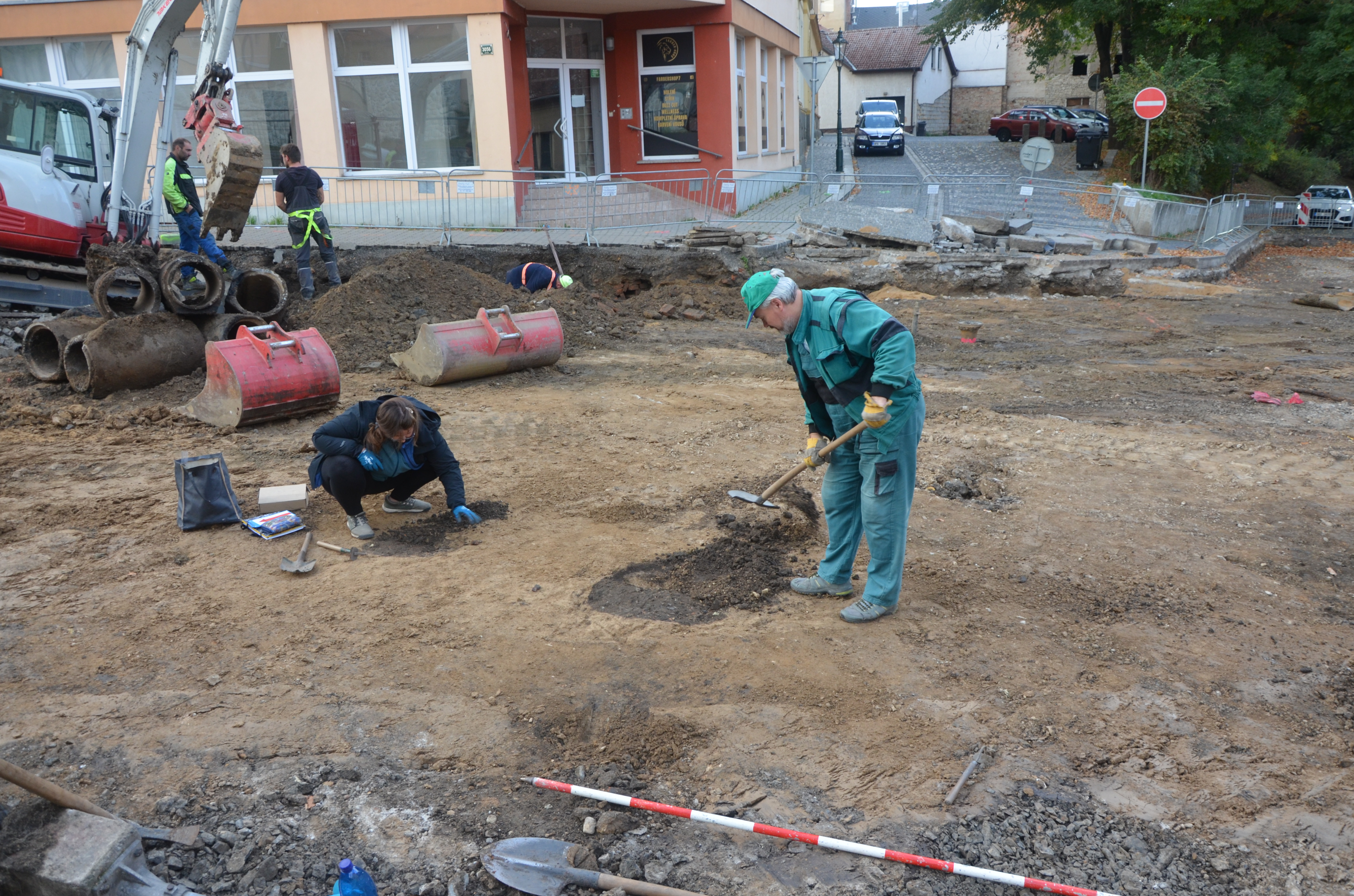 OBR. 5: Pohled na část archeologického výzkumu v ul. Karla IV. Foto: P. Holodňák